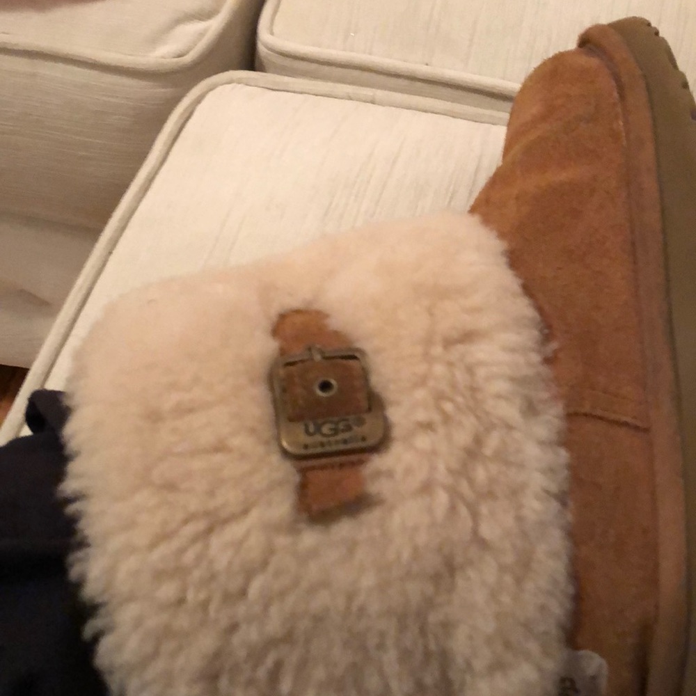 Sz 4 Gently used Genuine Uggs with buckle detail